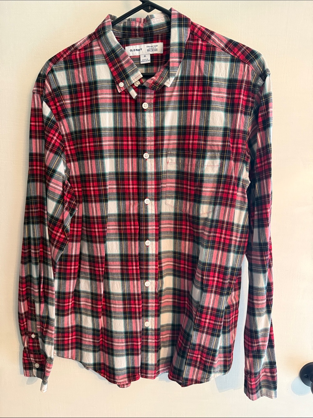 Old Navy Men's Red and Green Plaid Button-Down Shirt